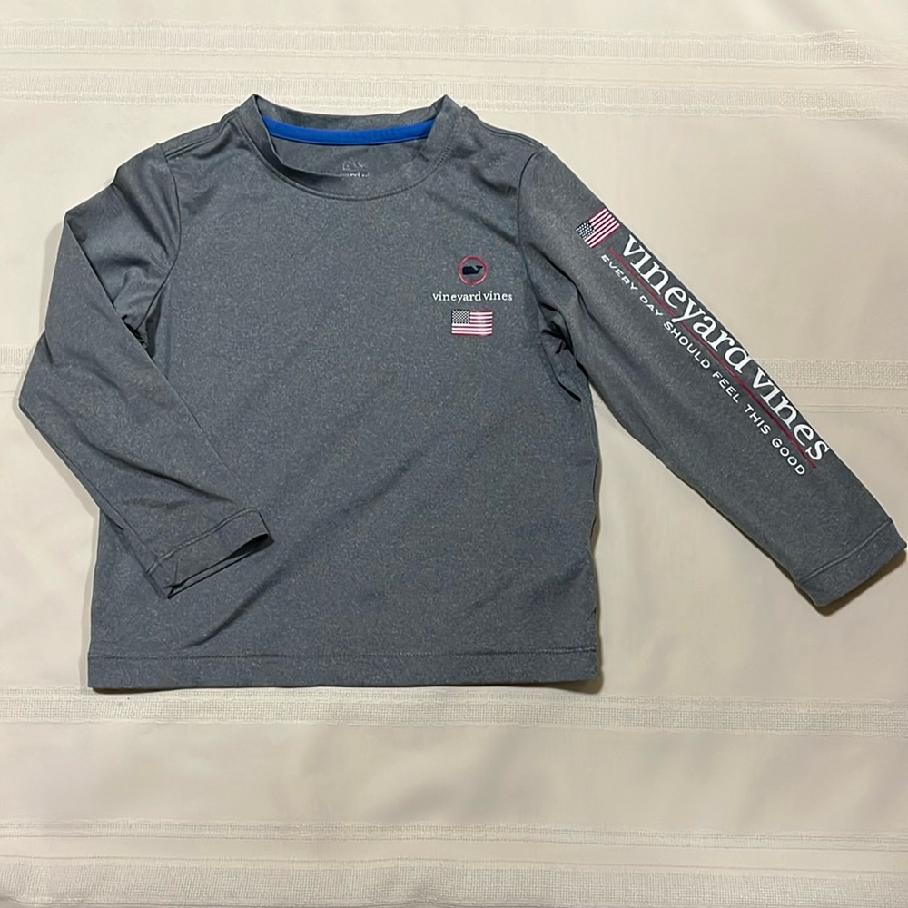 Vineyard Vines performance top Sz 2t patriotic theme amecian flag like new
